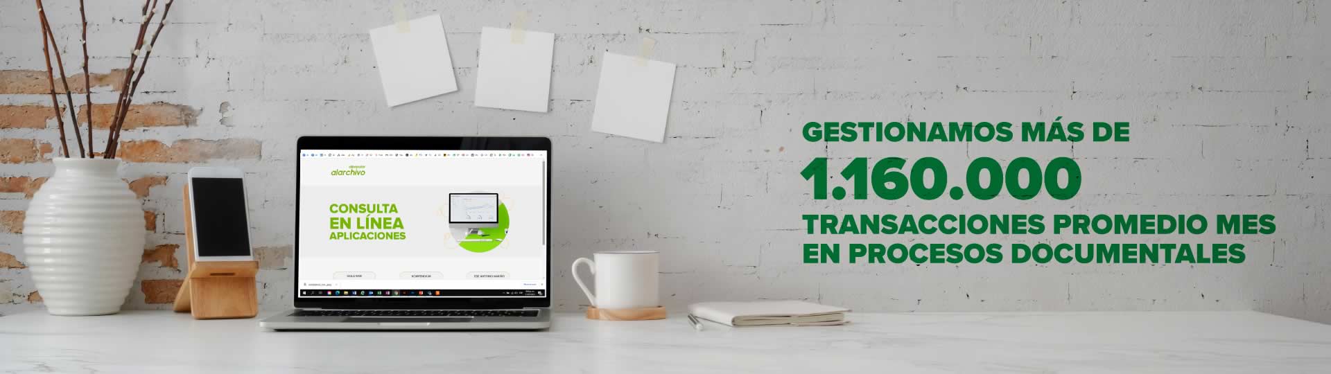 Un computador encima de un escritorio mostrando la página de consulta en línea