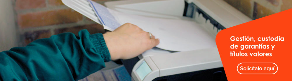 Una mujer sacando un papel de una fotocopiadora