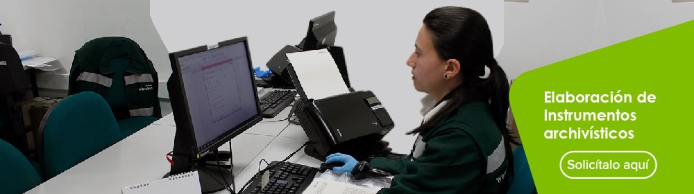 Una mujer sentada observando la pantalla de un computador