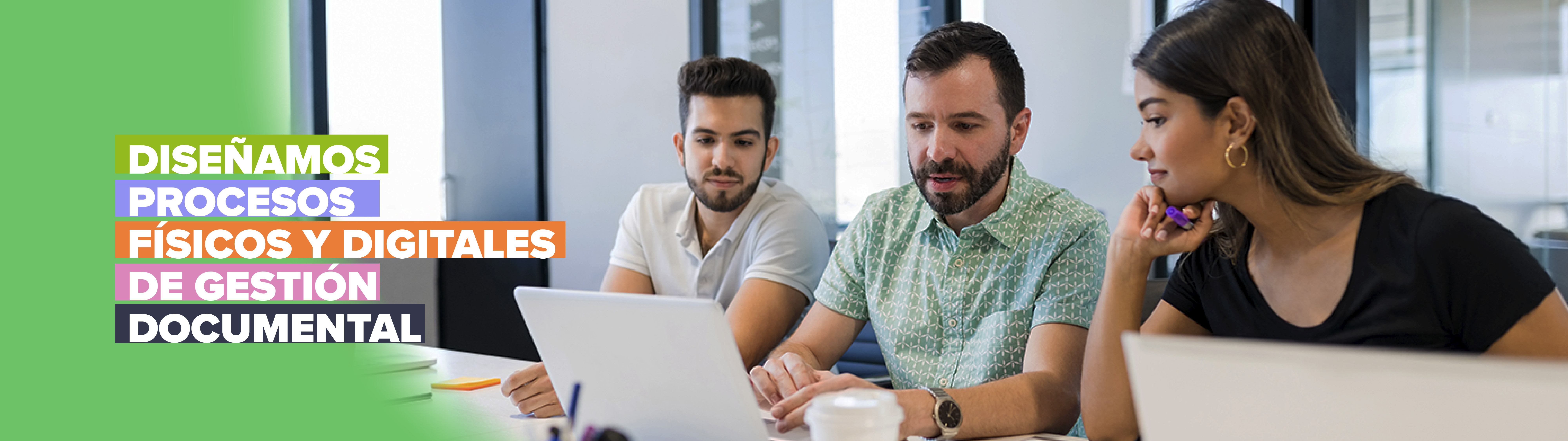 Dos hombres y una mujer observando un computador