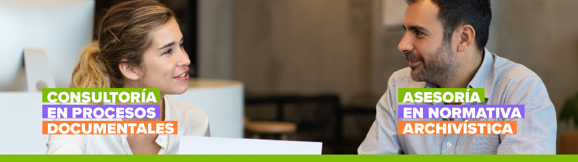 Un hombre y una mujer sonriendo mientras conversan