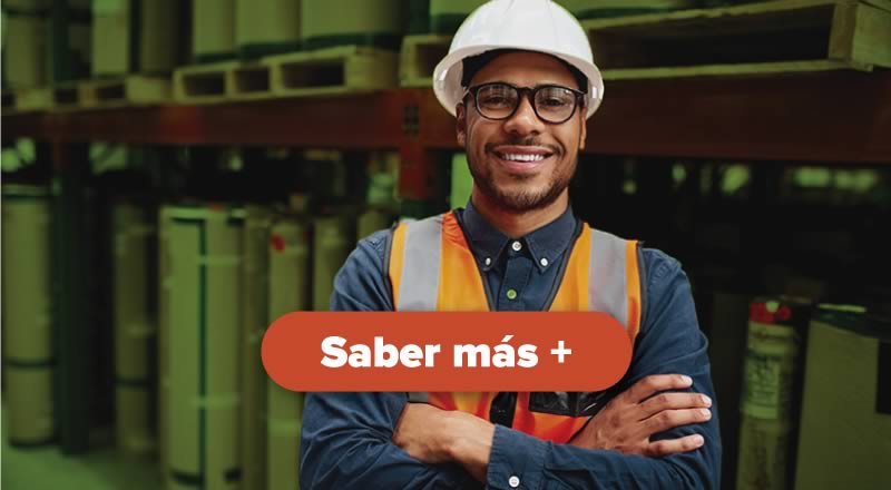 Agenciamiento Aduanero Hombre sonriendo con los brazos cruzados