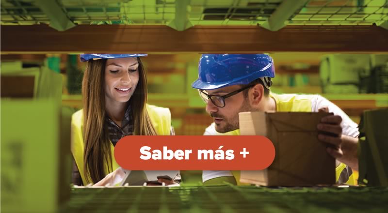 Operador Logístico Especializado Un hombre y una mujer revisando cajas dentro de un almacén