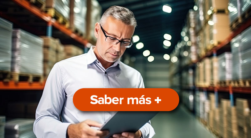 ¿Sabes qué son los depósitos habilitados de aduana? Hombre revisando unos documentos en su mano