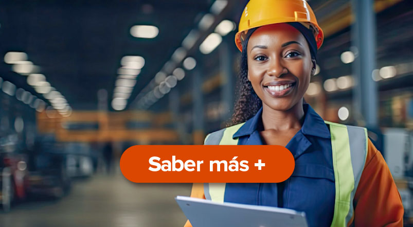 Logística inversa, retos y desafíos en su implementación Mujer con casco sonrriendo